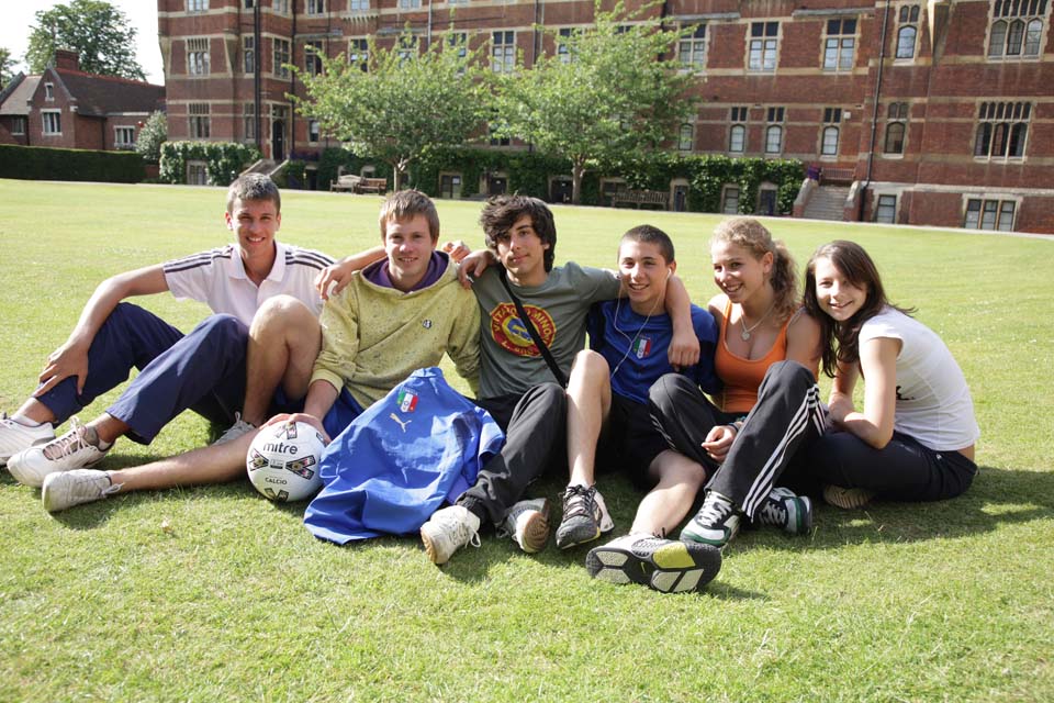 Студенты Bell Group, The Leys School (Cambridge)