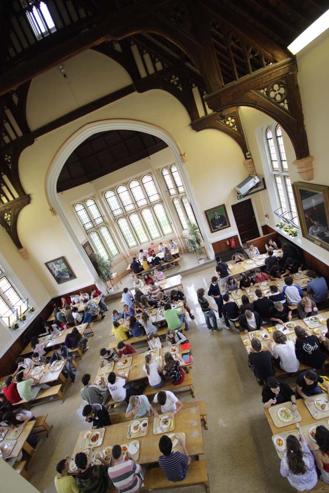 Столовая в Bell Group, The Leys School (Cambridge) Столовая в Bell Group, The Leys School (Cambridge)