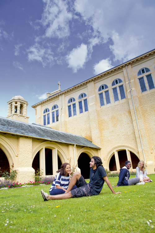Студенты на лужайке возле школы Embassy Academy Roedean Студенты на лужайке возле школы Embassy Academy Roedean