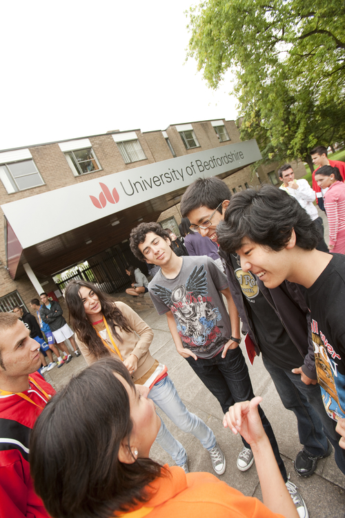 У входа в школу Embassy Summer, Bedford У входа в школу Embassy Summer, Bedford