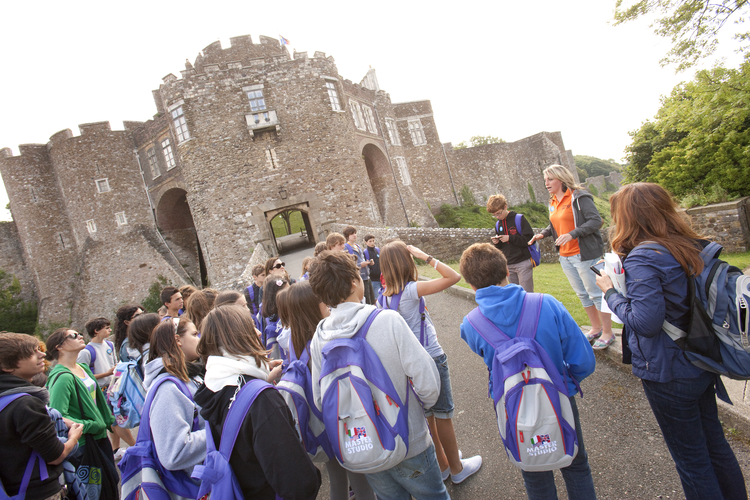 Студенты школы Embassy Canterbury на экскурсии в замке