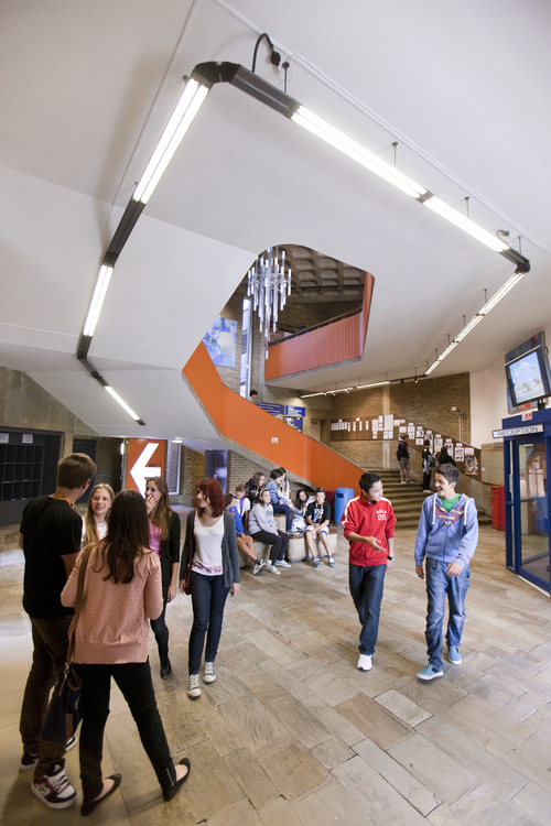 В здании школы Embassy Academy Warminster В здании школы Embassy Academy Warminster