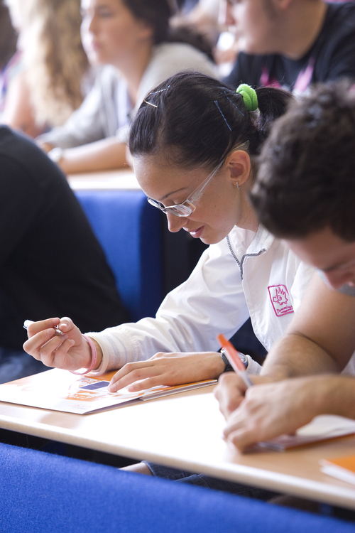 Студенты на занятии в школе Embassy Summer Schools, London – Mile End Студенты на занятии в школе Embassy Summer Schools, London – Mile End