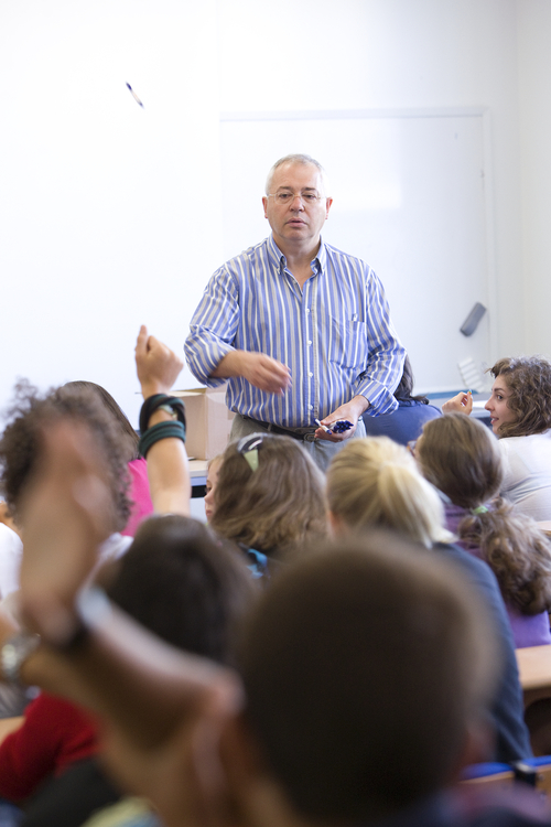Студенты на занятии в школе Embassy Summer Schools, London – Mile End Студенты на занятии в школе Embassy Summer Schools, London – Mile End
