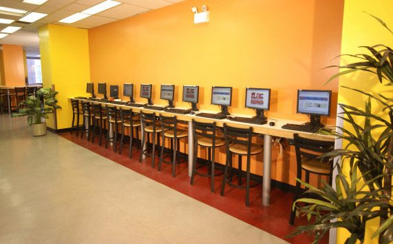 Компьютерный зал в ILAC, Toronto Компьютерный зал в ILAC, Toronto