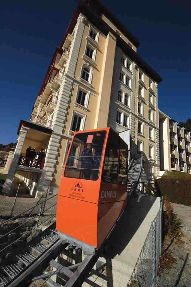 Фуникулер соединяющий два отеля Swiss Hotel Management School Фуникулер соединяющий два отеля Swiss Hotel Management School