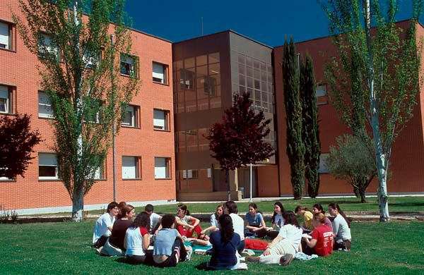 Студенты во время перерыва, Университет Алькала