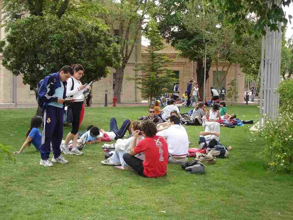 Студенты во дворе Университета Кастилья -Ла-Манча