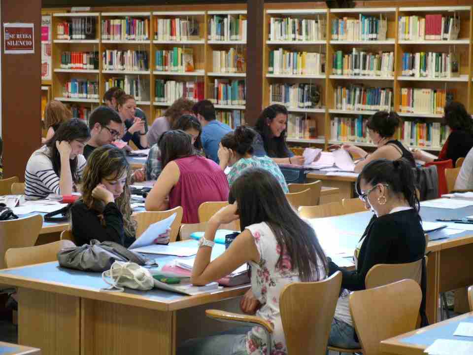 Студенты в библиотеке, Университет Кастилья -Ла-Манча