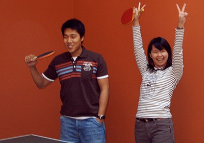 Студенты во время игры в настольный теннис Embassy English&Pathways, San Francisco