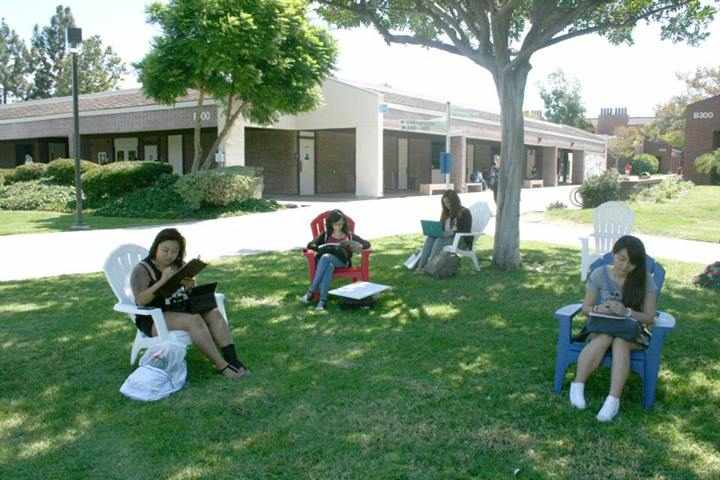 Студенты на перемене Kaplan, California (Irvine Valley College)