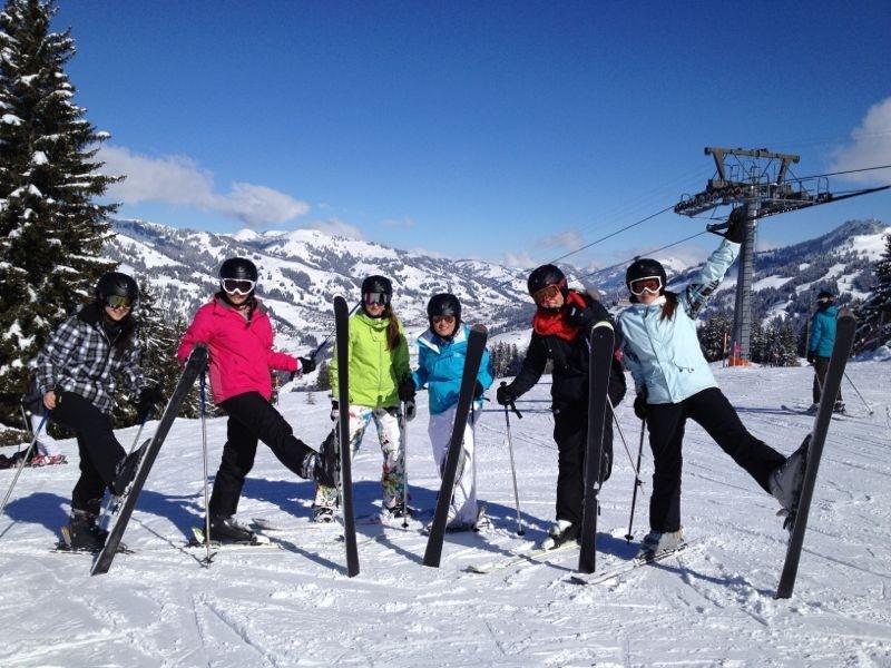 Студенты во время катания на лыжах, Surval Montreux