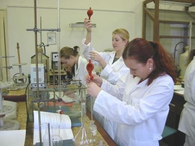 Лабораторная работа студентов в Химико-технологическом институте в Праге