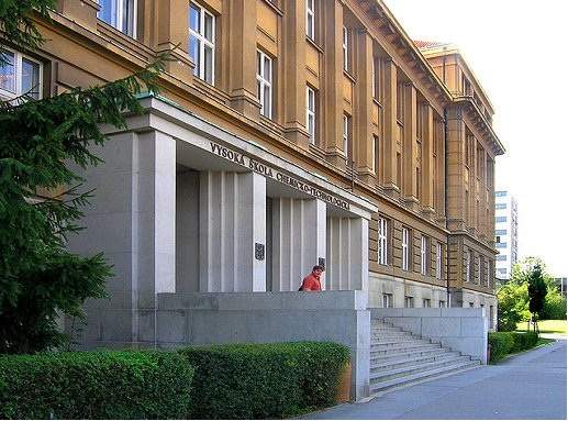 Главный вход в Химико-технологический институт в Праге