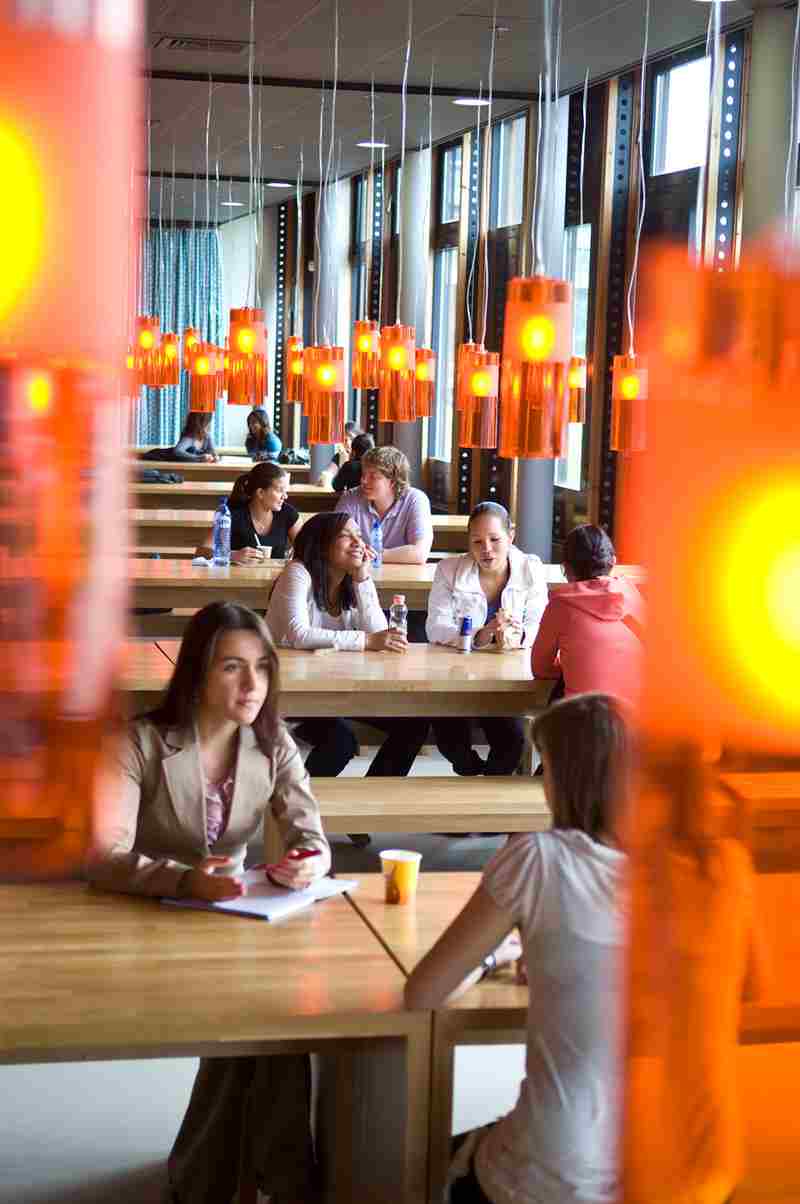 Кафетерий в университете The Hague University of Applied Sciences Кафетерий в университете The Hague University of Applied Sciences
