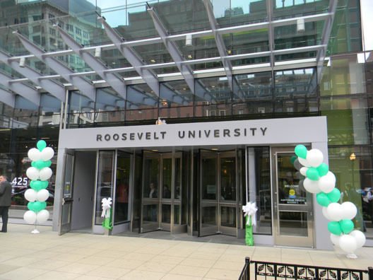Главный вход в Roosevelt University