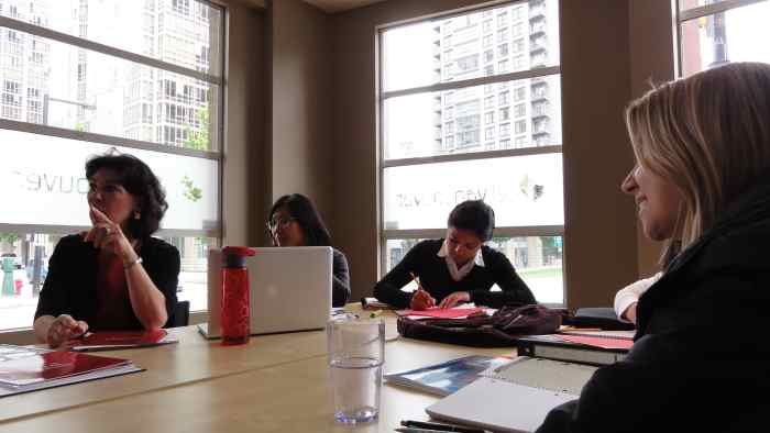 Студенты CET Vancouver в учебной аудитории