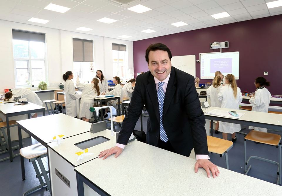 Новая научная лаборатория в ADCOTE School for girls Новая научная лаборатория в ADCOTE School for girls