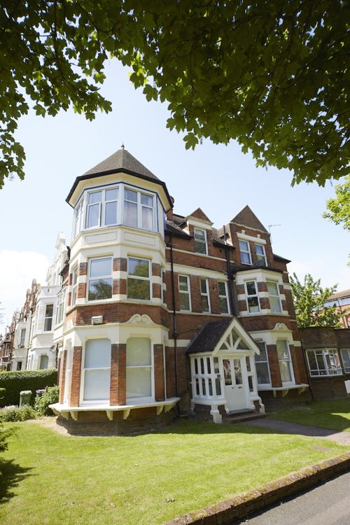 Главный корпус Earlscliffe College Главный корпус Earlscliffe College