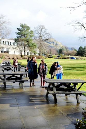 Зона отдыха во внутреннем дворе University of Stirling Зона отдыха во внутреннем дворе University of Stirling