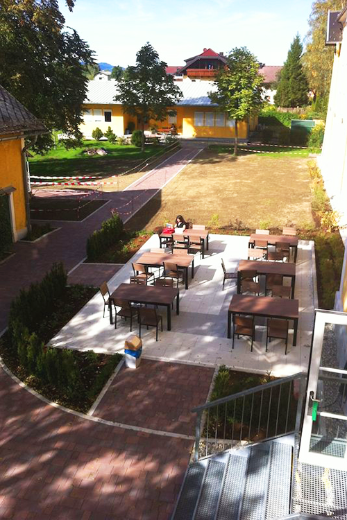 Внутренний двор American International School Внутренний двор American International School