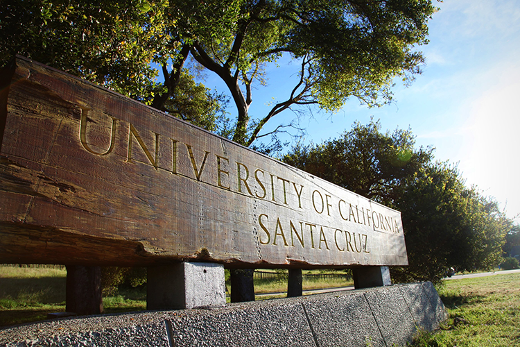 Центральный вход University of California, Santa Cruz