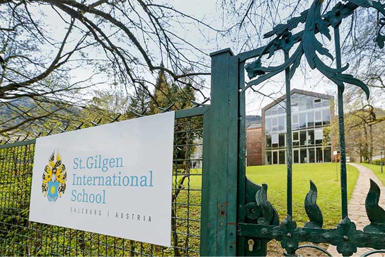 Главный вход в Saint Gilgen International School