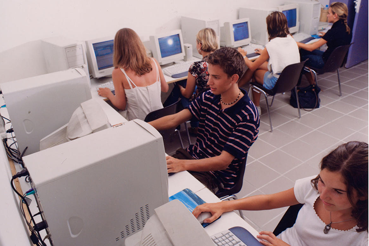 Студенты в компьютерном классе Azurlingua, Nice