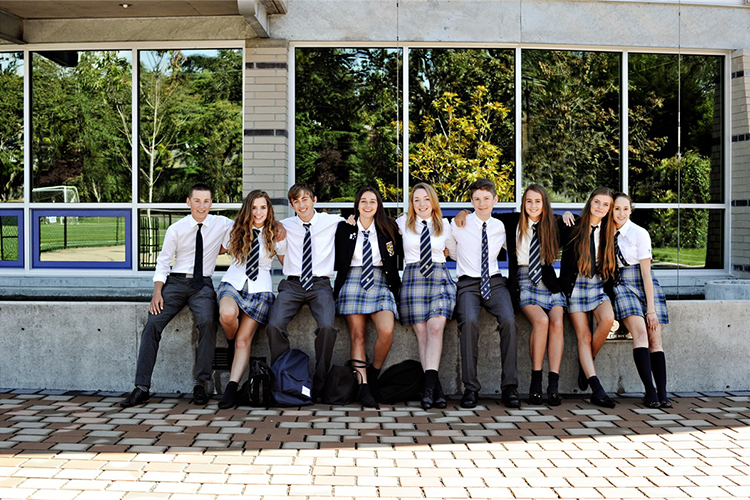 Студенты рядом в главным корпусом Glenlyon Norfolk School