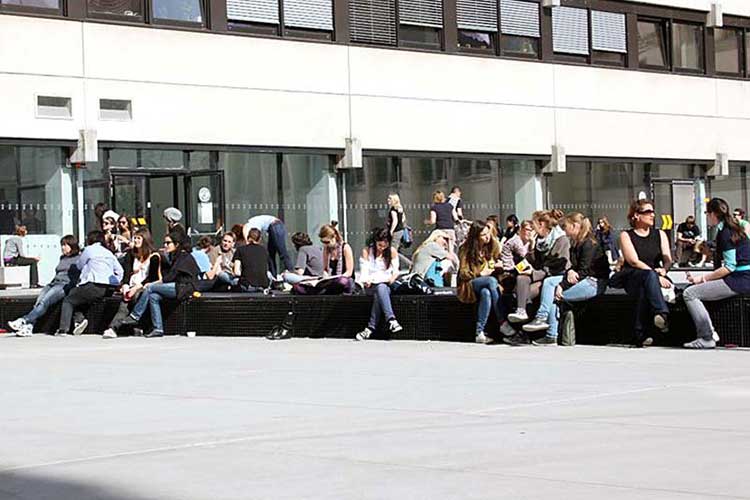 Студенты на территории Universität Innsbruck
