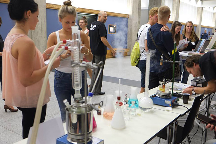 Студенты Technische Universität Berlin в лаборатории