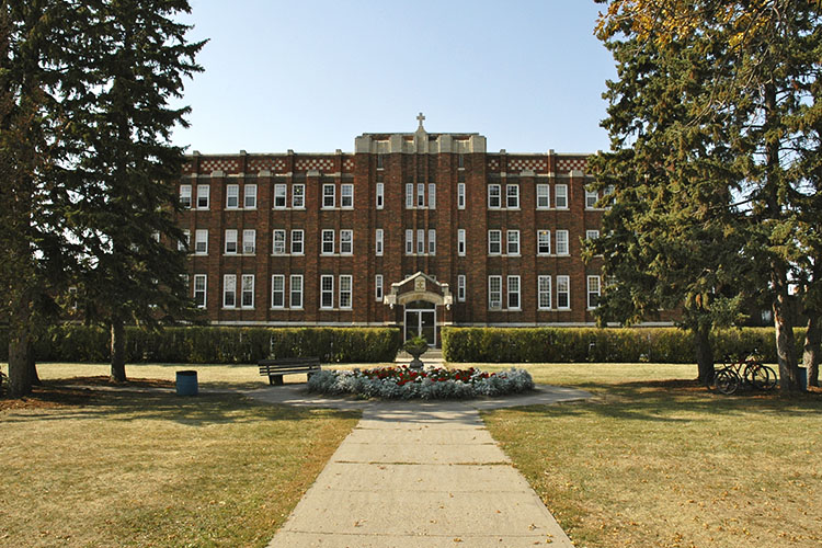 Центральный вход в Luther College High School
