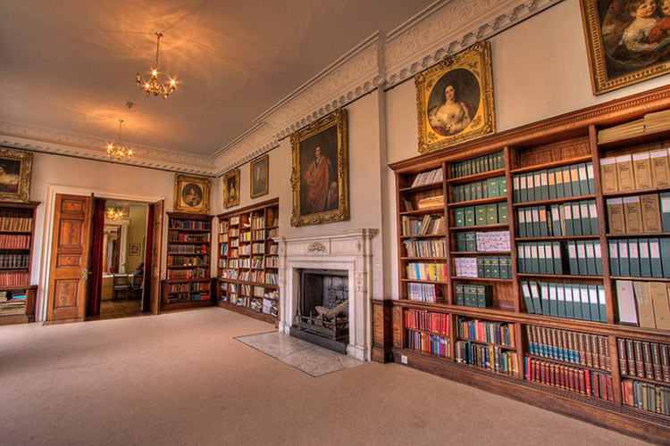Библиотека в Emerald Cultural Institute, Cobham-Hall-Kent