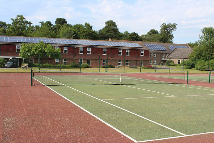 Теннисный корт в Emerald Cultural Institute, Cobham-Hall-Kent