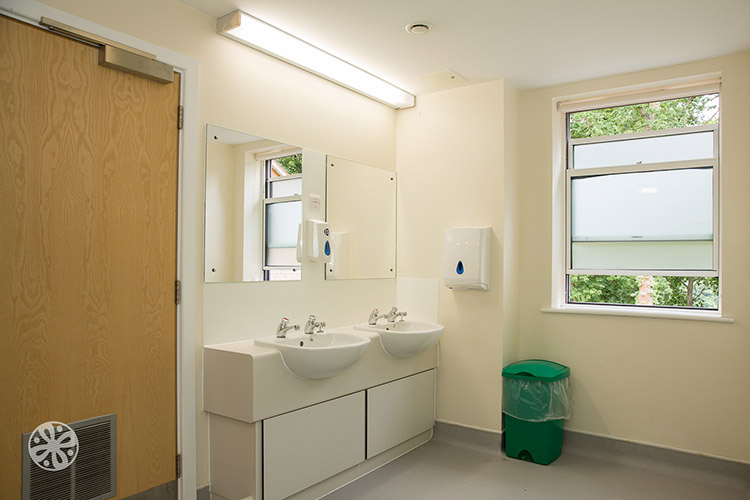 Ванная комната в Emerald Cultural Institute, Worth-School-Sussex