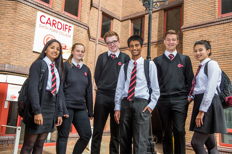 Студенты Cardiff Sixth Form College